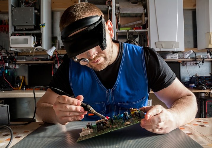 Técnico realizando reparo em equipamento de telecomunicação